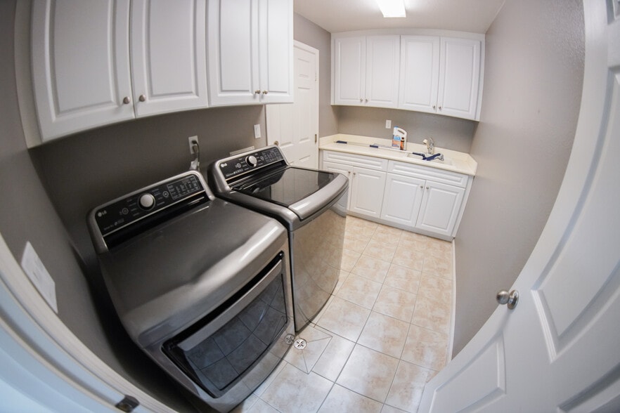 laundry off garage - 1882 Shadetree Dr
