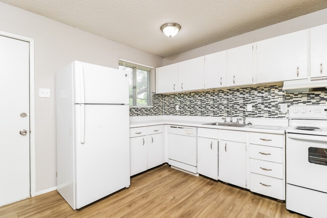 Building Photo - 2032 Farflung Dr