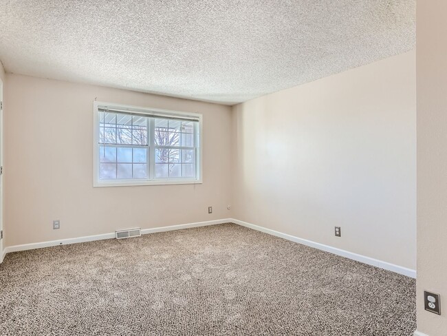 Building Photo - COMING IN MAY!!! Spacious 3 Bedroom 2.5 Ba...