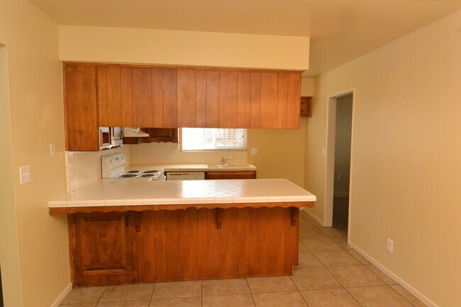 Building Photo - 3 Bedroom 2 Bathroom Home in SW Visalia close to shopping and restaurants!