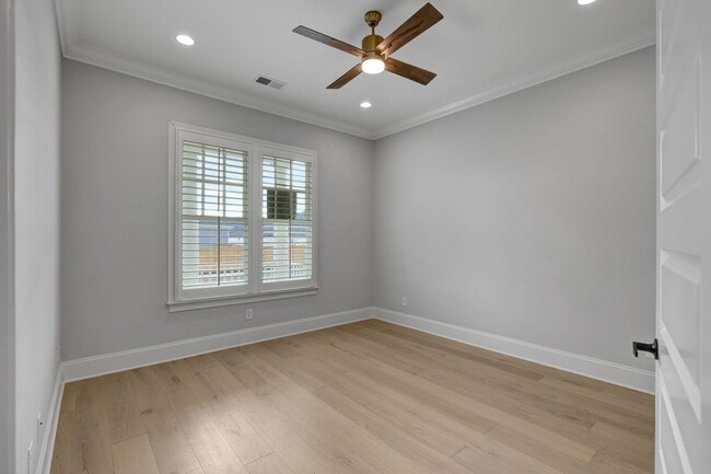 Building Photo - Luxurious Low-Maintenance Living in Westha...