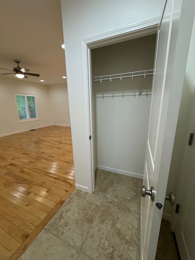 Building Photo - 3 Bedroom 2 Bath at Astoria