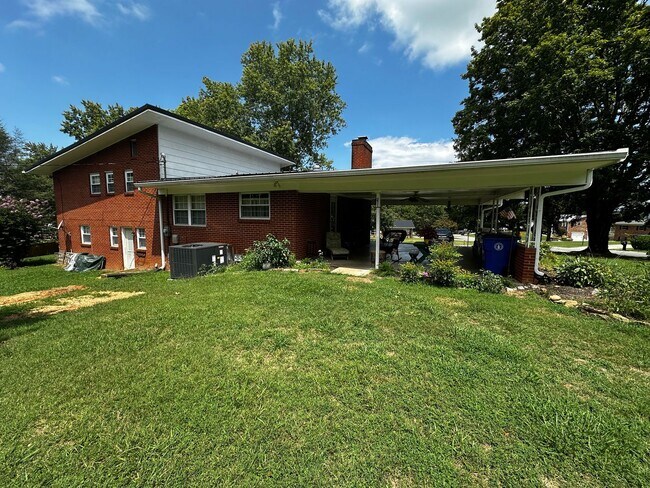 Building Photo - Partially furnished 3 bed/ 1.5 bath - Morristown, TN