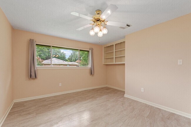 Building Photo - 4906 Green Willow Ln