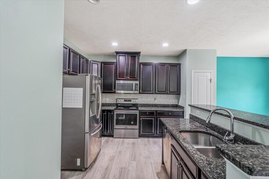 Building Photo - 8059 Hinsdale Ln