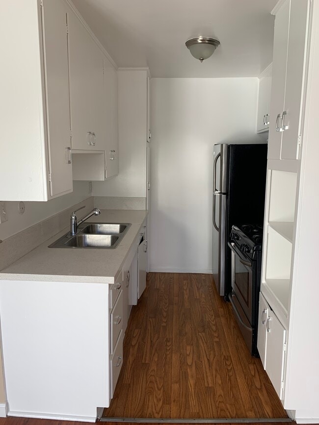 Building Photo - 1420 N Fuller Ave