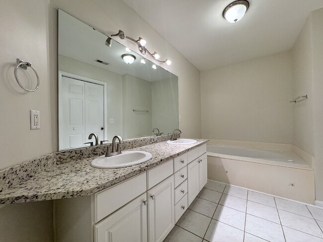 Building Photo - Beautiful 2 Bedroom Condo in Cary!