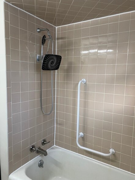 Shower / Tub - 30 Catlin Ave