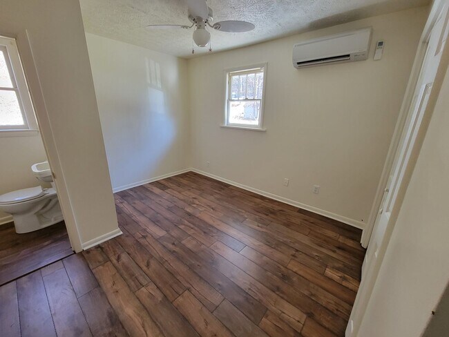 Building Photo - Wonderful spacious country home