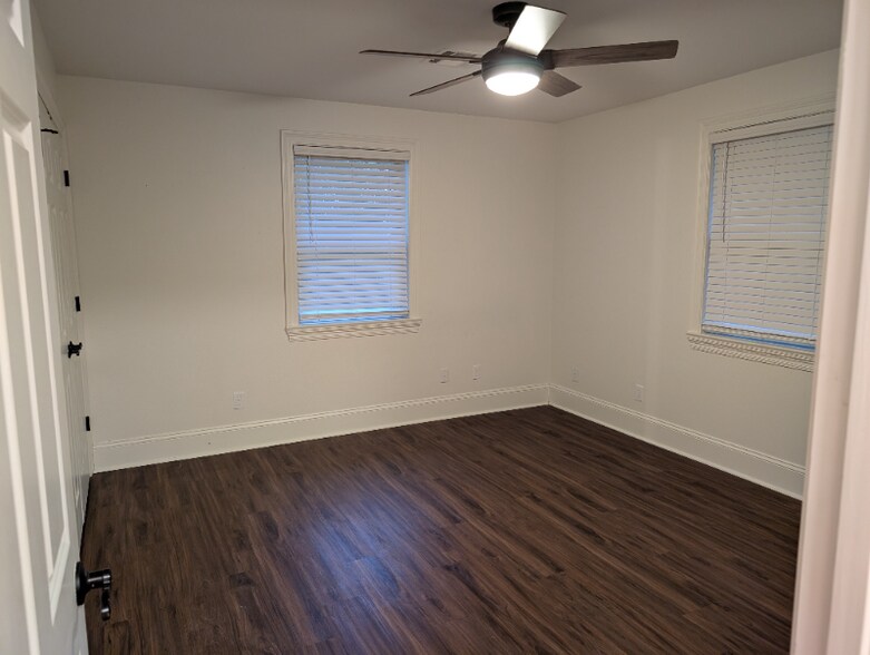 Building Photo - 214-216 Phosphor Ave