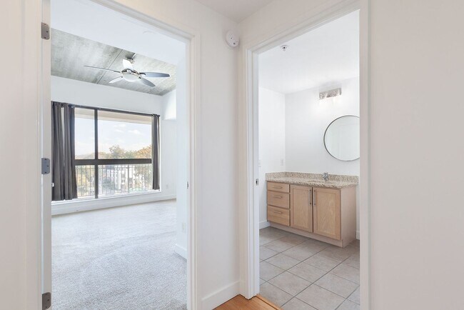 Building Photo - Bright, Contemporary 1/1  Condo in Grant Park w/ City Views!