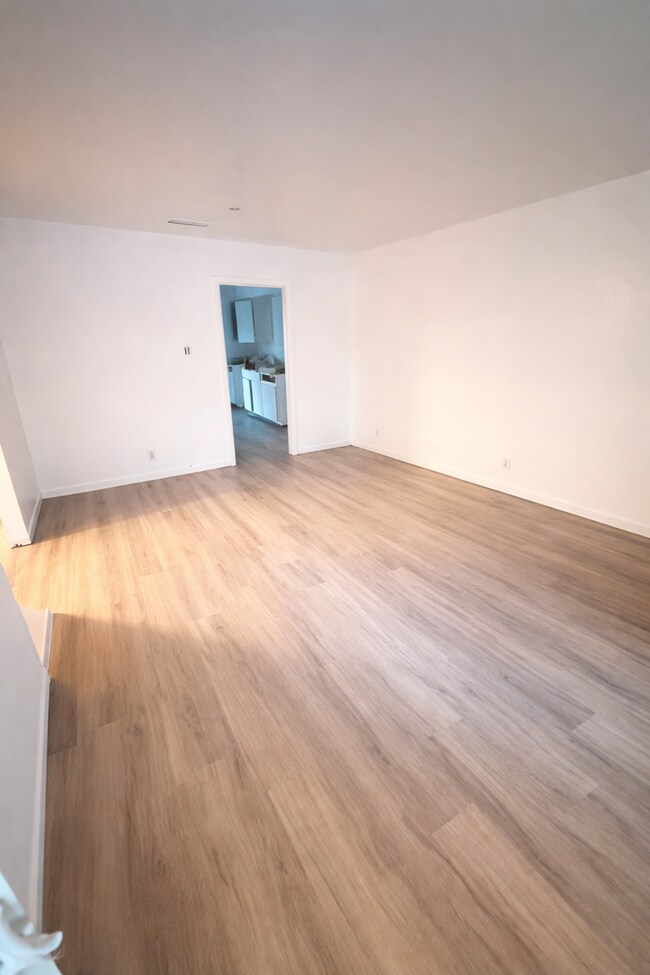 Building Photo - Remodeled 2BR Home w/ Fenced Yard – Only $1,495