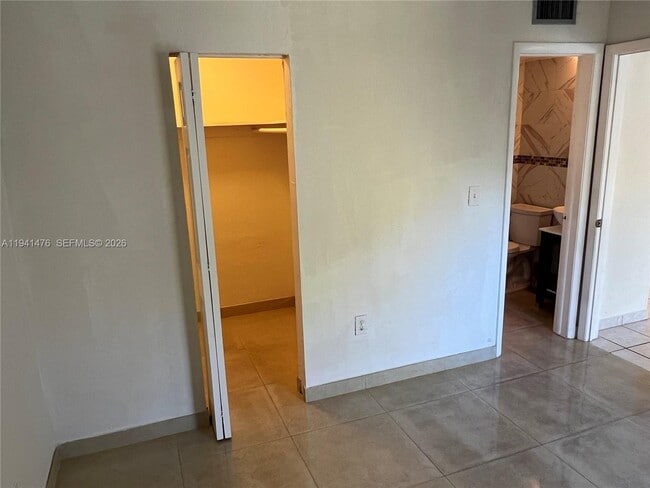 Building Photo - 6900 N Kendall Dr