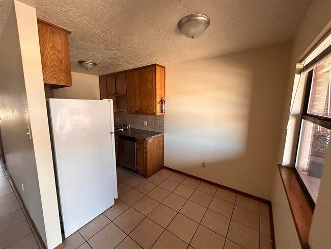 Building Photo - 1912 SW D Ave