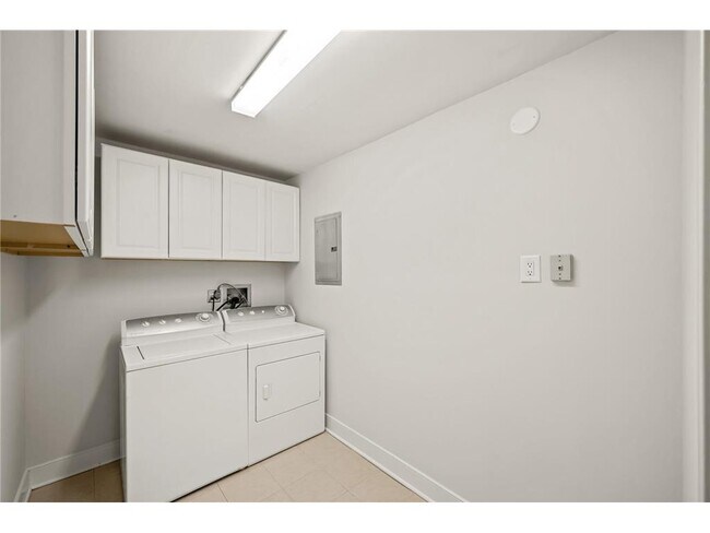 Building Photo - 2885 Knox Ave S