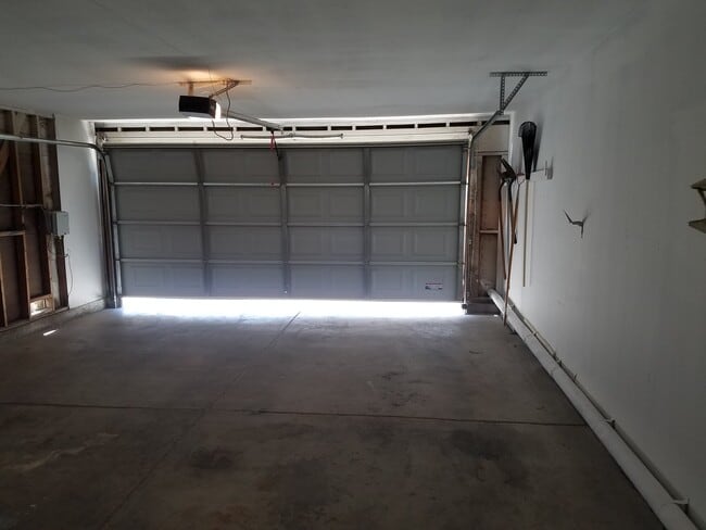 Building Photo - Charming 2 bed 2 bath in west side of Heme...