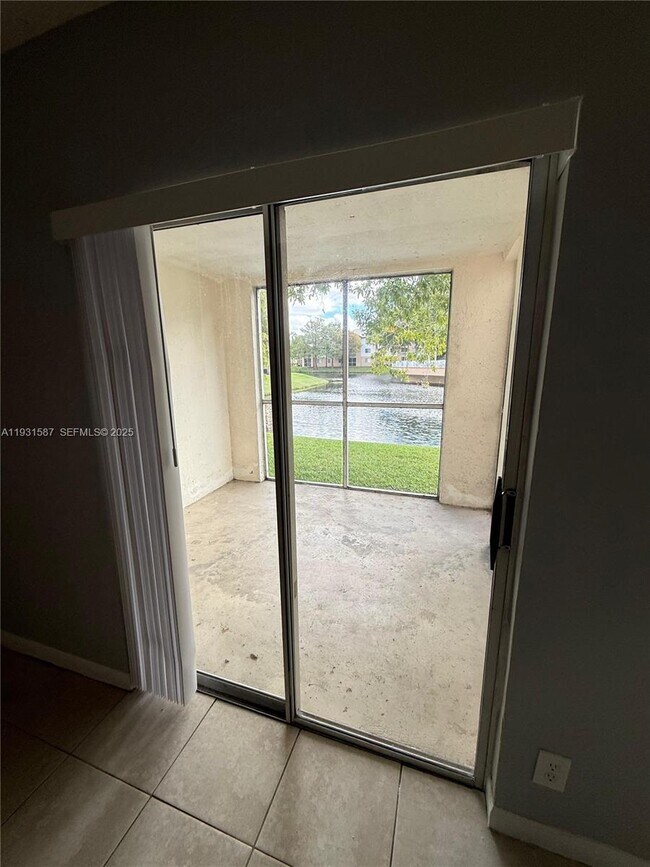 Building Photo - 9855 Westview Dr