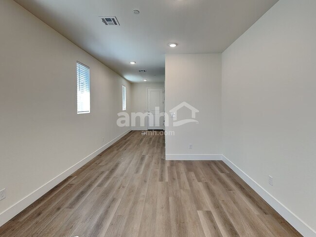 Building Photo - 522 Silverbell Falls Pl