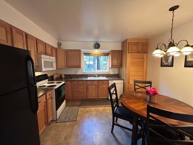 Building Photo - Great Location!  Furnished Condo off Ski Run Blvd - 9 month lease