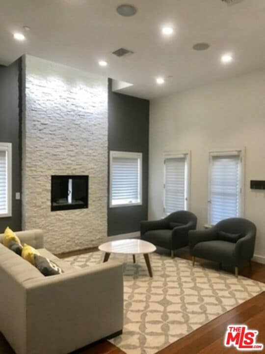 Building Photo - 248 S La Peer Dr