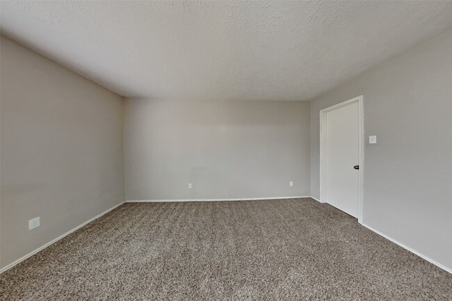 Building Photo - 2908 Piccadilly Circus