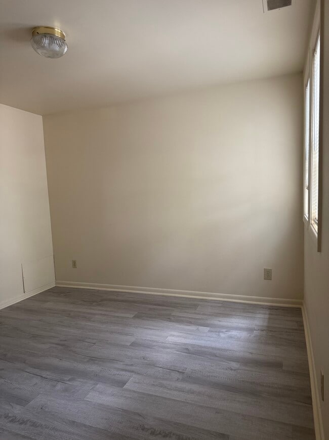 Building Photo - College Manor