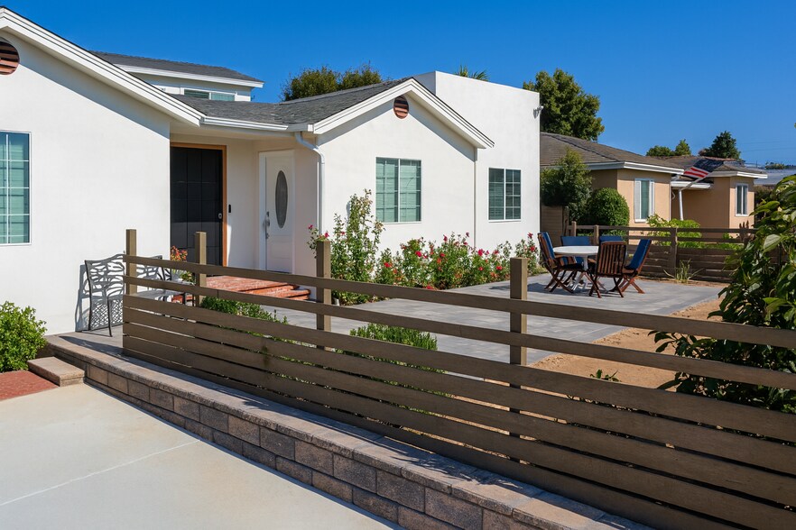 Building Photo - 1906 Stewart St