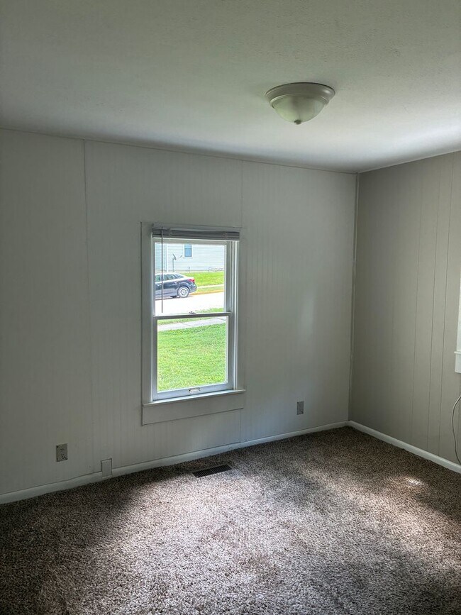 Building Photo - 1003 N Woodburn Ave