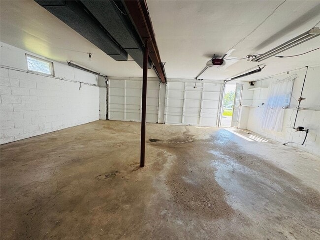 Building Photo - 2715 Manhattan Dr