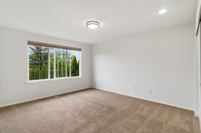 Building Photo - A Beautiful Picture Perfect Home with 4 Be...