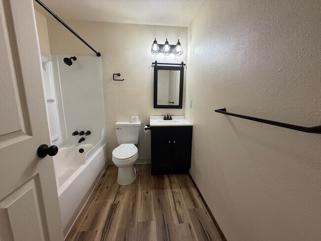 Building Photo - 2 Bedroom 1 bath tri-plex