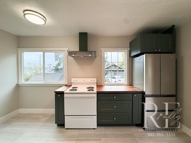 Building Photo - Charming Upper Unit with Modern Kitchen, W...