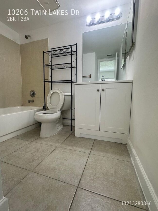 Building Photo - 10206 Twin Lakes Dr