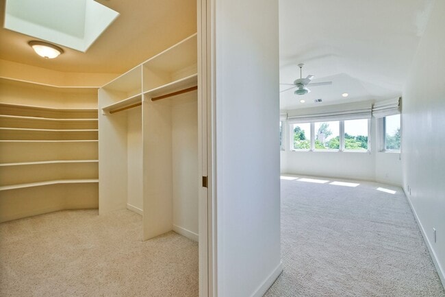 Building Photo - Large 3,767 sqft home on a 10,000 sqft lot- 2 bed located on 1st floor w/ separate entrance - Top...