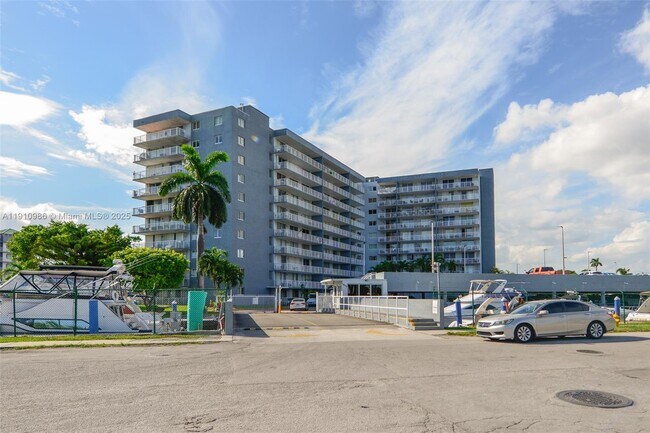 Building Photo - 1800 NW 24th Ave