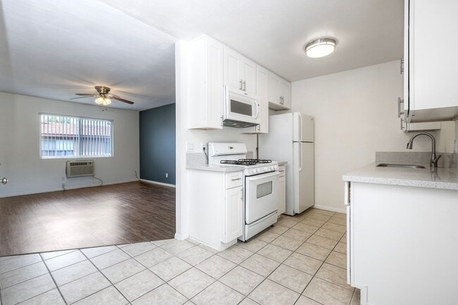Building Photo - Lakeside Upstairs First Month FREE 1 Bd / 1 ba w/ In Unit  Laundry, Parking, + Water/Trash Included