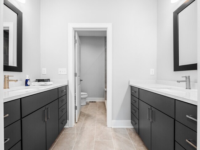 Building Photo - 928 Pullman Plz