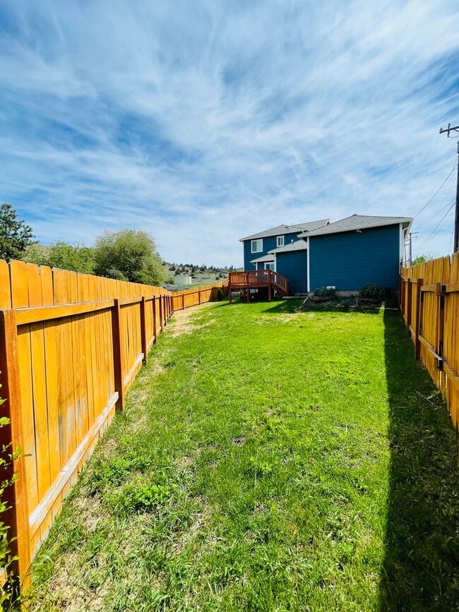 Building Photo - Entertainers delight, 3bdrm 2.5 bath home ...