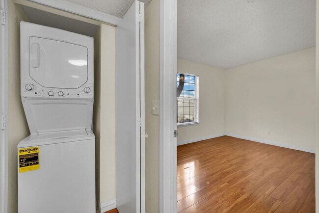 Building Photo - Very Nice 2bd/2ba Condo!! Gated Friendly Community w/ Pool!!