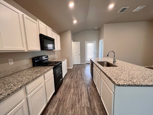 Building Photo - "Charming 3-Bedroom Home with 2 Full Baths in Lubbock – Spacious 1655 Sq Ft Retreat on North Texa...