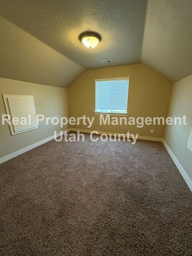 Building Photo - 2083 N Raspberry Dr