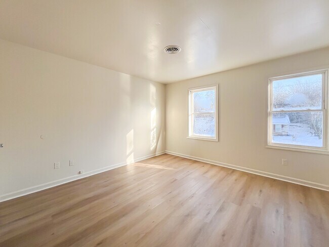 Building Photo - 32 Fox Hill Dr