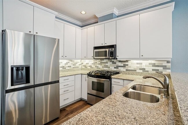 Building Photo - 502 S Albany Ave