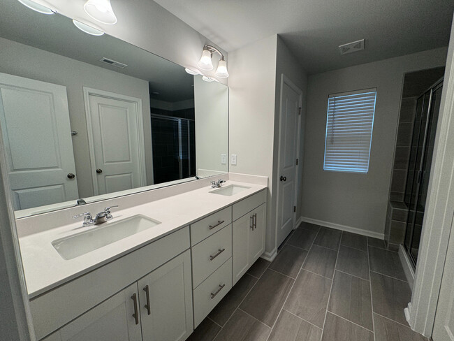 Building Photo - Room in Townhome on Tulip Bloom Ln
