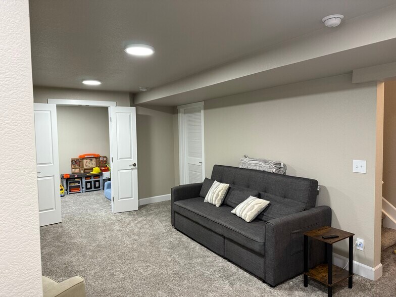 Building Photo - 1986 Shadow Creek Dr