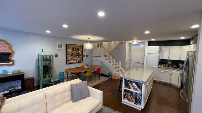 Building Photo - Spacious in SW