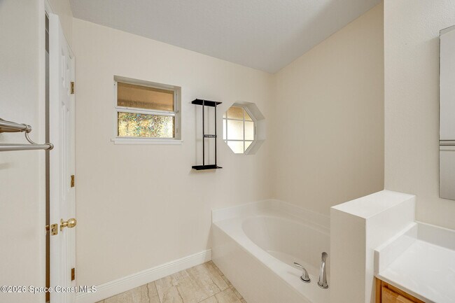 Building Photo - 537 Mason Dr