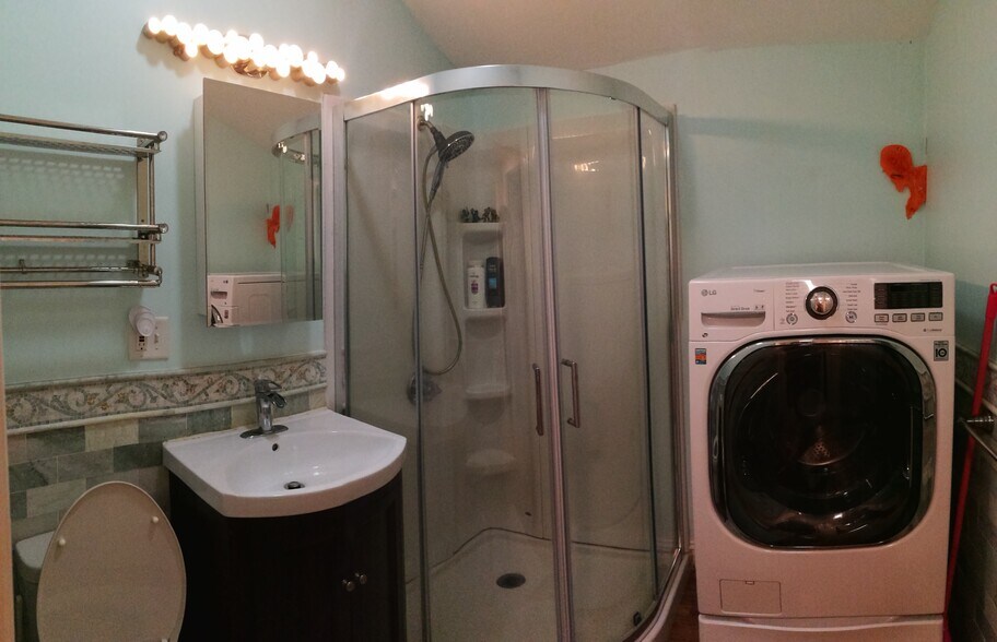 Bath with Washer/Dryer - 99 New York St