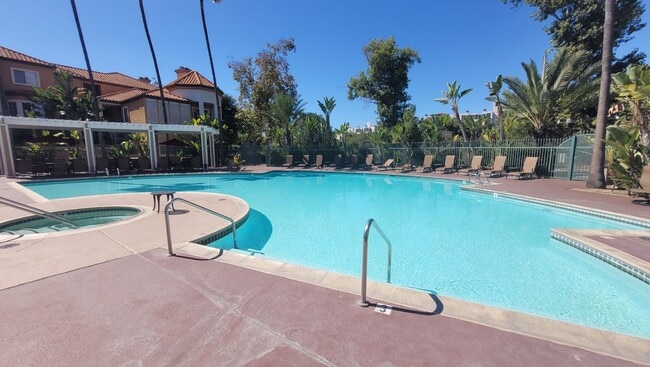 Building Photo - River Colony townhome - centrally located