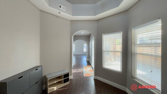 Building Photo - Stunning 3 Bedroom Home In Rosedale!